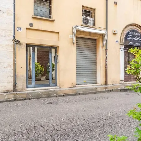Lo Specchio Di Apartamento Ferrara