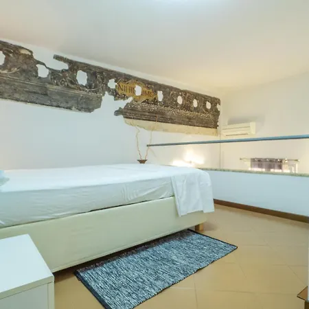 Lo Specchio Di Apartamento *